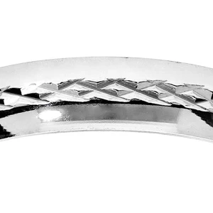 Alliance En Argent Rhodié 4mm Avec Bande Ciselée En Rose Des Vents Au Milieu Et Bords Brillants 2 Alliance En Argent Rhodié 4mm Avec Bande Ciselée En Rose Des Vents Au Milieu Et Bords Brillants – Image 2