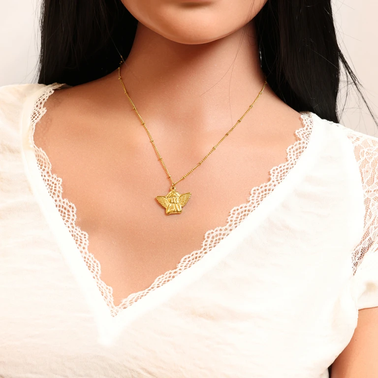 Collier En Acier Et PVD Jaune Chaîne Avec Pendentif Angelot 40+5cm 3 Collier En Acier Et PVD Jaune Chaîne Avec Pendentif Angelot 40+5cm – Image 3