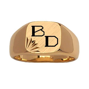 Chevalière En Plaqué Or Plateau Carré Brossé En Biais Et Ciselé En étoile Dans 1 Angle 2 Chevalière En Plaqué Or Plateau Carré Brossé En Biais Et Ciselé En étoile Dans 1 Angle – Image 2